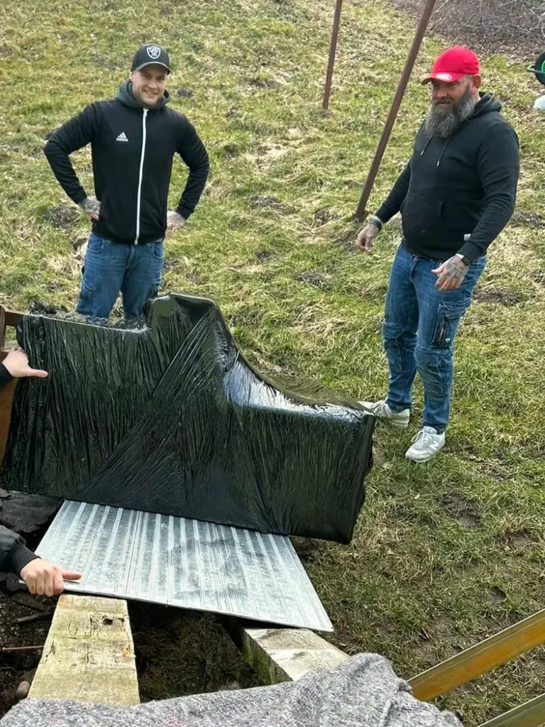 Ausgedientes Klavier im Freien, bereit zur fachgerechten Demontage und Entsorgung